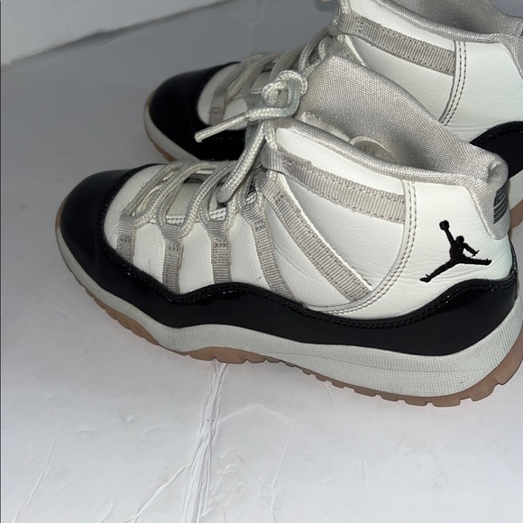 Air Jordan 11 Retro size 2 youth. - Picture 4 of 12